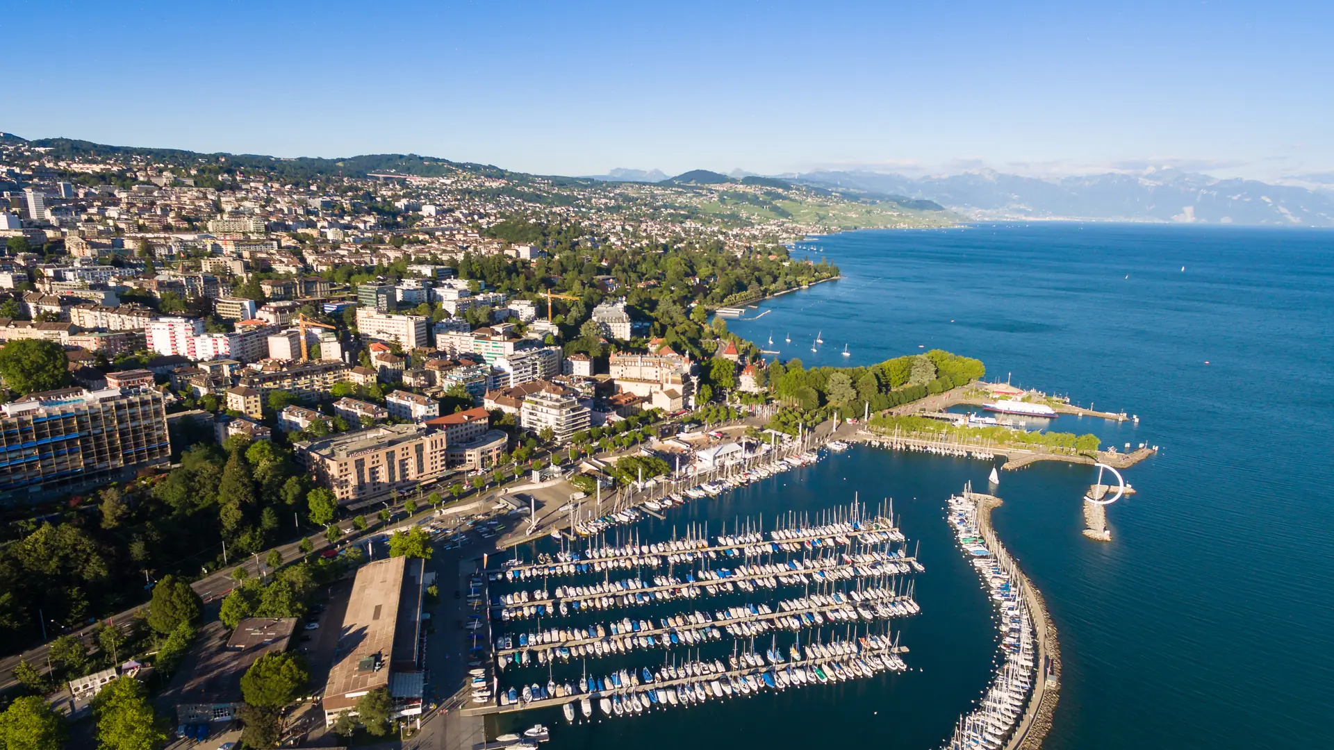 Lausanne vue du ciel, le port d'Ouchy et le Léman